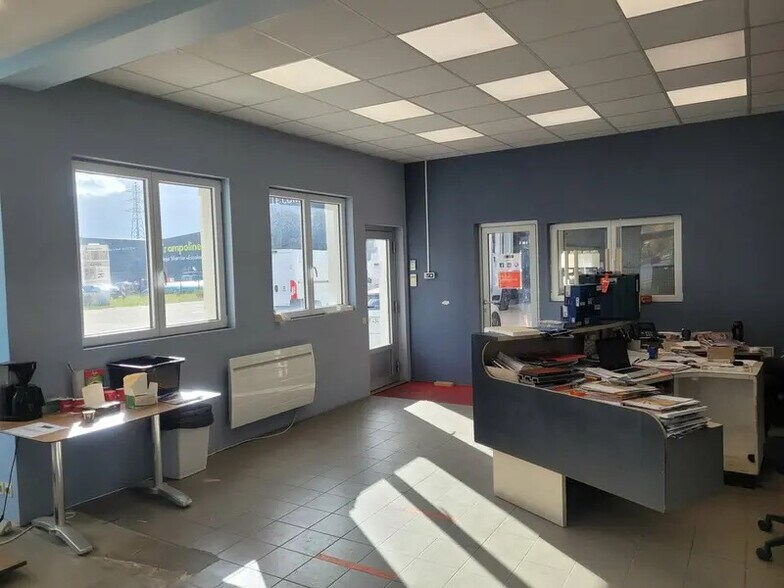 Flex in Sotteville-lès-Rouen for lease - Interior Photo - Image 3 of 7