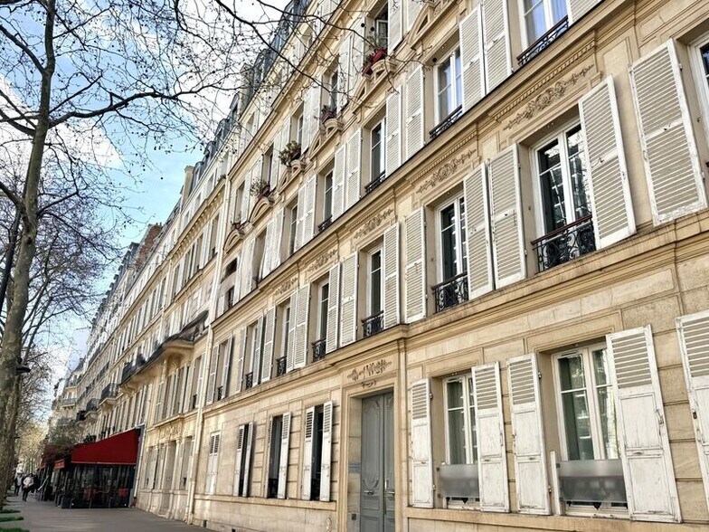 Immeuble residentiel dans Paris à vendre - Photo du bâtiment - Image 1 de 13