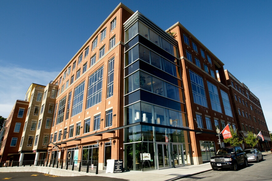 18 Division St, Saratoga Springs, NY à louer - Photo du bâtiment - Image 1 de 7