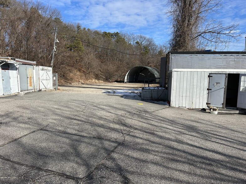 879 W Jericho Tpke, Smithtown, NY à louer - Photo du bâtiment - Image 3 de 20