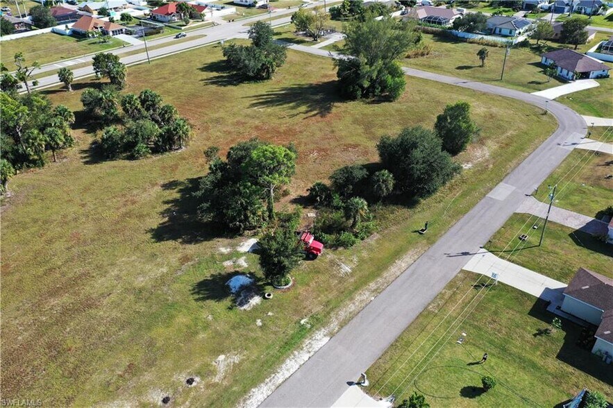 1623 16TH Ct, Cape Coral, FL à vendre - Photo du bâtiment - Image 3 de 5