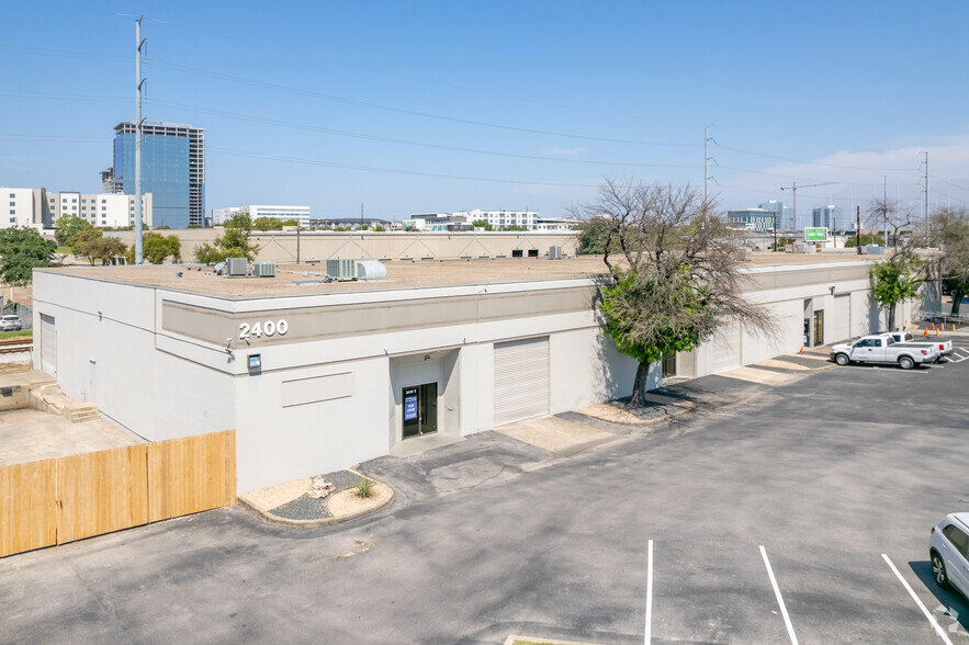 2340 W Braker Ln, Austin, TX à louer - Photo du bâtiment - Image 3 de 19