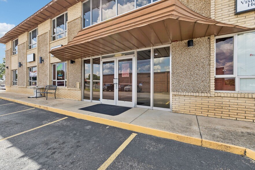 506 College St W, Fayetteville, TN à vendre - Photo du bâtiment - Image 2 de 50