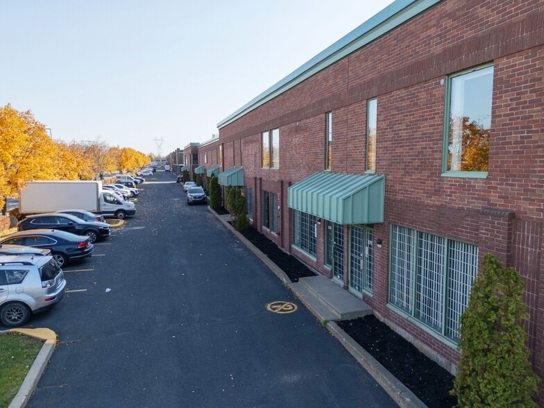 874-896 Rue Jean-Neveu, Longueuil, QC à louer - Photo du bâtiment - Image 2 de 17