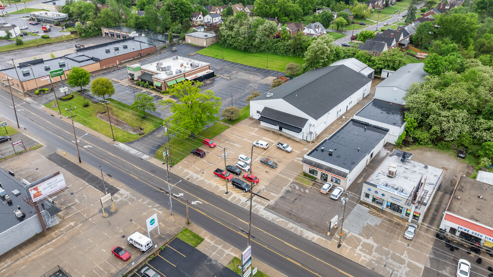 3 Adjacent Buildings on Crookshank Rd portfolio of 3 properties for sale on LoopNet.ca - Building Photo - Image 2 of 11