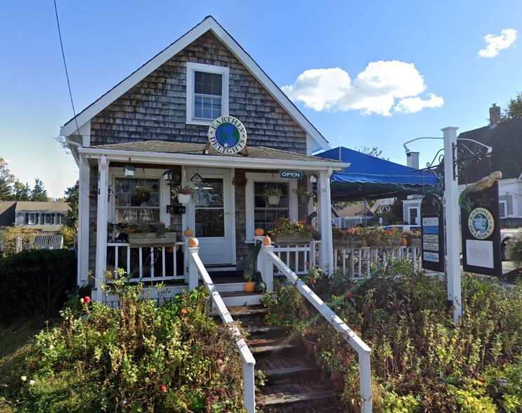 15 West Bay Rd, Osterville, MA for sale - Primary Photo - Image 1 of 1