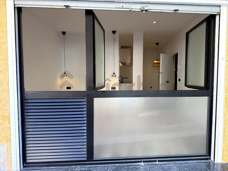 Immeuble residentiel dans Barcelone, Barcelona à vendre - Photo du bâtiment - Image 3 de 4