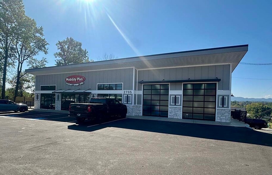 2705 W Market St, Johnson City, TN à louer - Photo du bâtiment - Image 3 de 4