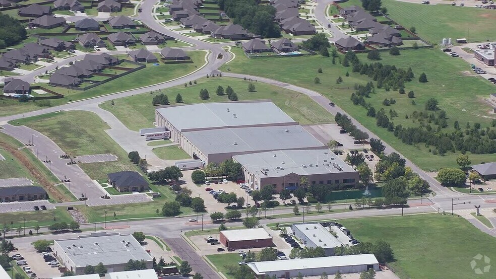 2101 S Kelly Ave, Edmond, OK à louer - Vidéo aérienne - Image 2 de 7