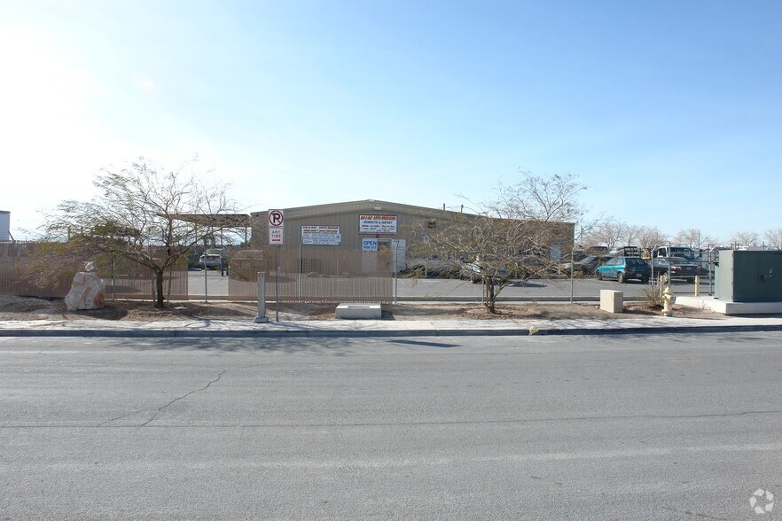 2635 Bledsoe Ln, Las Vegas, NV à vendre - Photo du bâtiment - Image 2 de 7