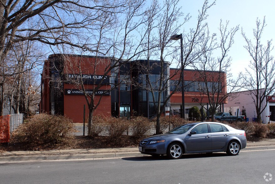 720 Jackson St, Herndon, VA à louer - Photo du bâtiment - Image 3 de 20