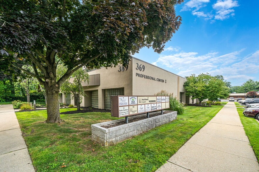 369 E Main St, East Islip, NY for sale - Building Photo - Image 3 of 19