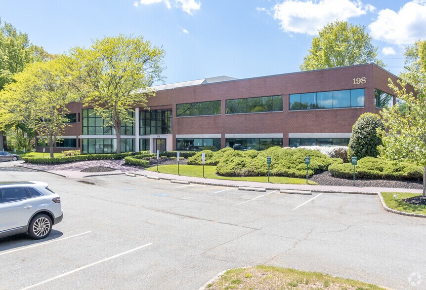 198 Route 9 N, Manalapan Township, NJ à louer - Photo du bâtiment - Image 2 de 2