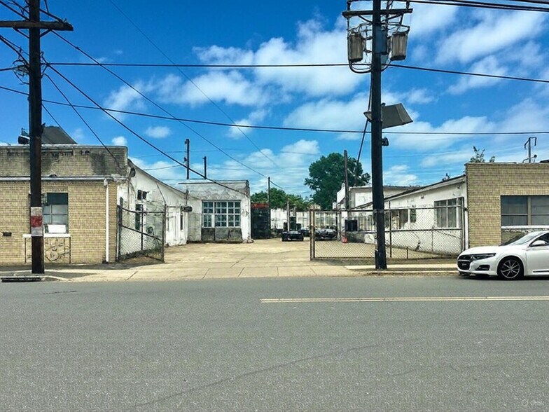 1717–1807 W Elizabeth Avenue portefeuille de 2 propriétés à vendre sur LoopNet.ca - Photo du bâtiment - Image 2 de 5