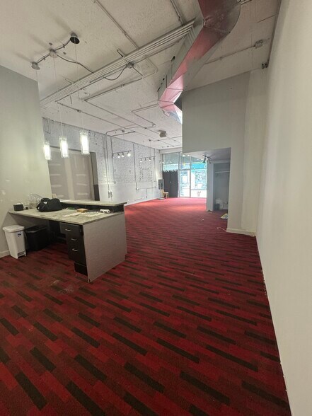 906 W Belmont Ave, Chicago, IL à louer - Photo du bâtiment - Image 3 de 11