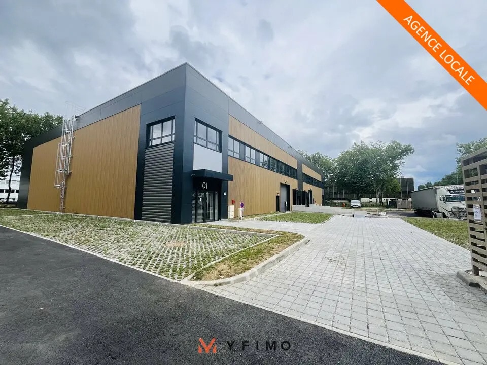 Flex in Trappes for lease Building Photo- Image 1 of 4