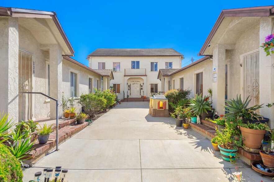 985 W 9th St, San Pedro, CA à vendre - Photo du bâtiment - Image 2 de 15