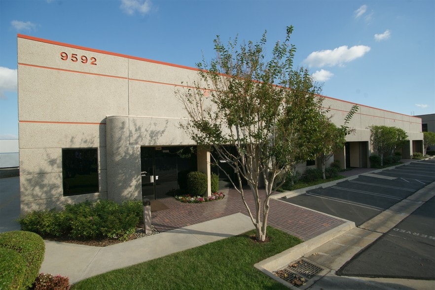 9580-9592 Topanga Canyon Blvd, Chatsworth, CA for lease - Building Photo - Image 2 of 7