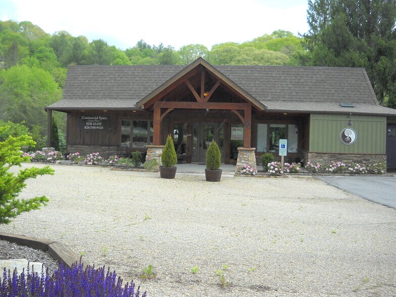 444 Beech Mountain Pky, Beech Mountain, NC for lease - Primary Photo - Image 1 of 31