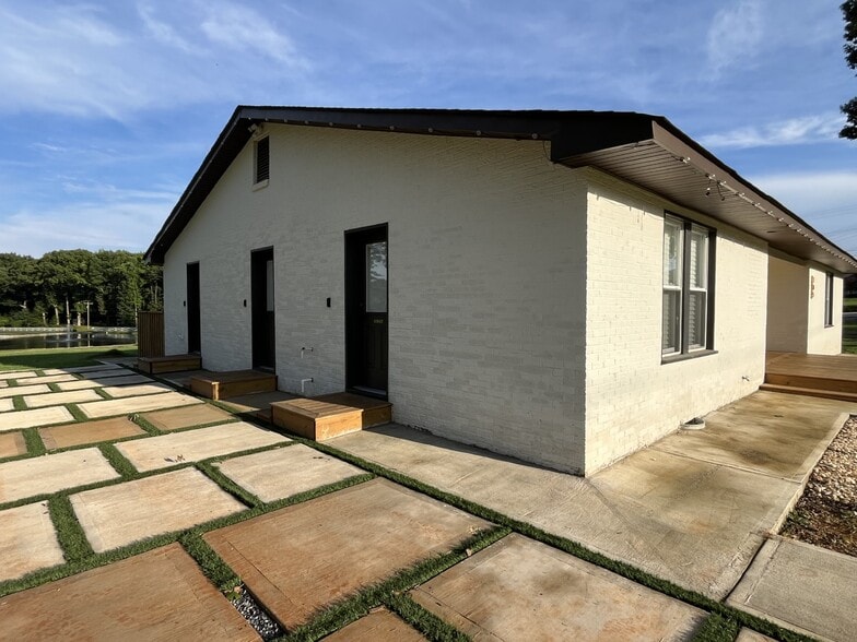 Vista Lakes portfolio of 2 properties for sale on LoopNet.ca - Building Photo - Image 2 of 12