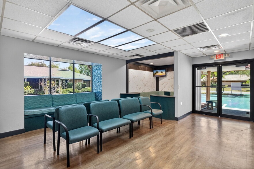 45 Barkley Cir, Fort Myers, FL for lease - Interior Photo - Image 3 of 39