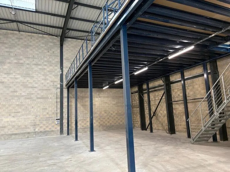 Flex in Serris for lease - Building Photo - Image 2 of 18