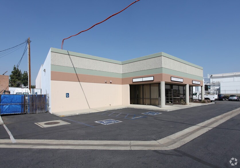 1611-1635 W San Bernardino Rd, Covina, CA à louer - Photo du bâtiment - Image 3 de 10