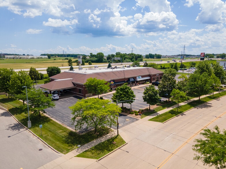 2400 S Kensington Dr, Appleton, WI for sale - Building Photo - Image 2 of 5