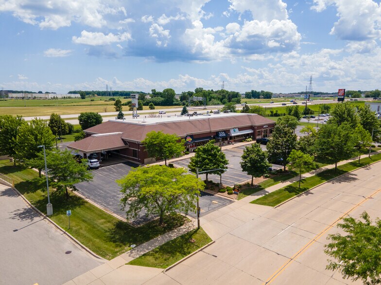 2400 S Kensington Dr, Appleton, WI à vendre - Photo du bâtiment - Image 2 de 5