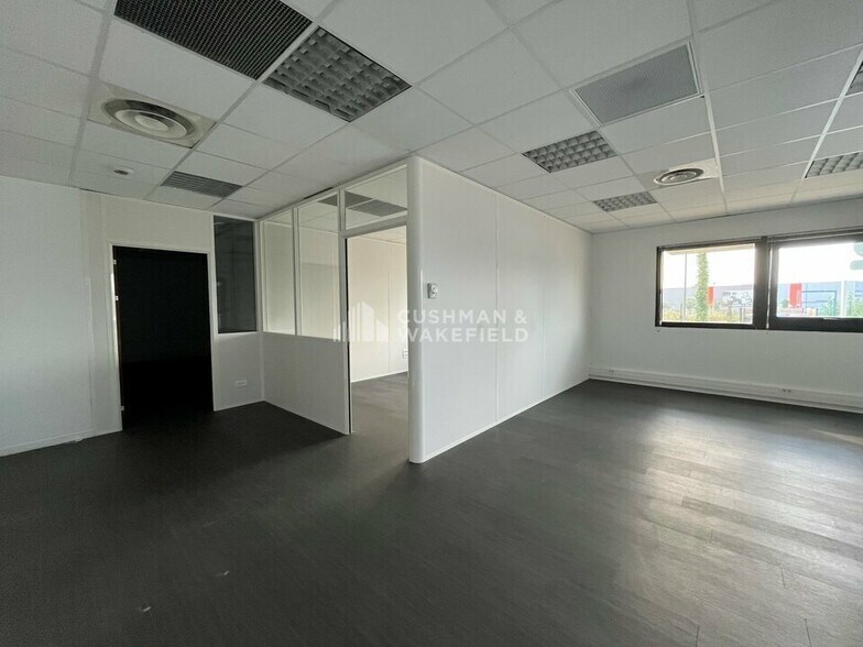 Office in Canéjan for lease - Interior Photo - Image 3 of 4