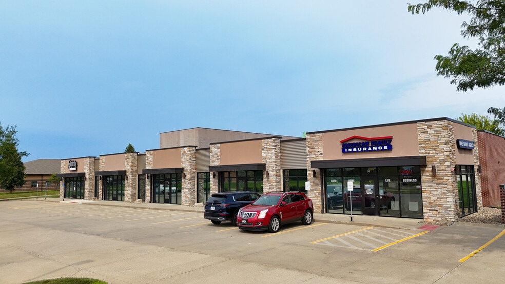 55-95 Dartmoor Dr, Waukee, IA for lease - Building Photo - Image 2 of 4