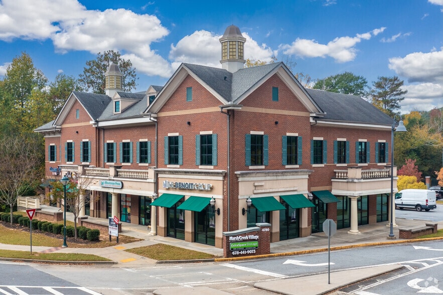 6780 NE Roswell Rd, Atlanta, GA à louer - Photo du bâtiment - Image 2 de 11