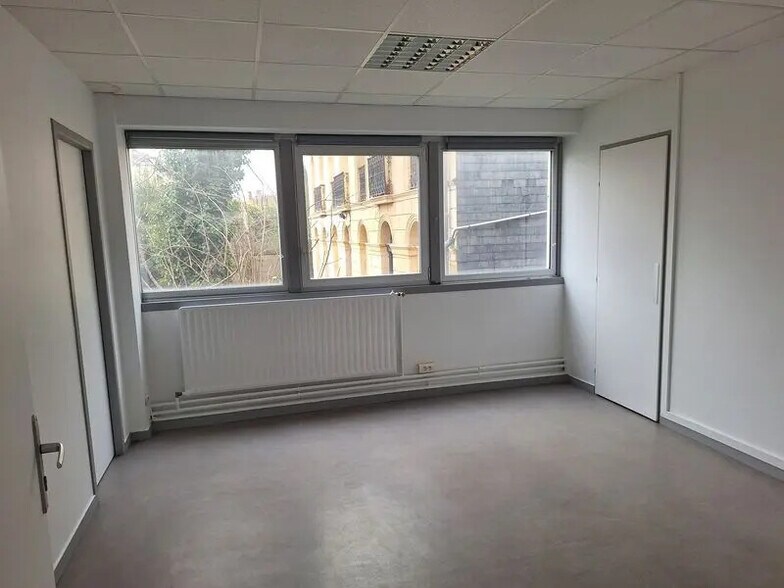 Office in Bordeaux for lease - Interior Photo - Image 3 of 18