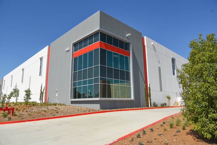 17451 Von Karman Ave, Irvine, CA à louer - Photo du bâtiment - Image 2 de 13