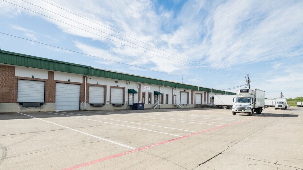 151 Regal Row, Dallas, TX for lease - Building Photo - Image 2 of 18