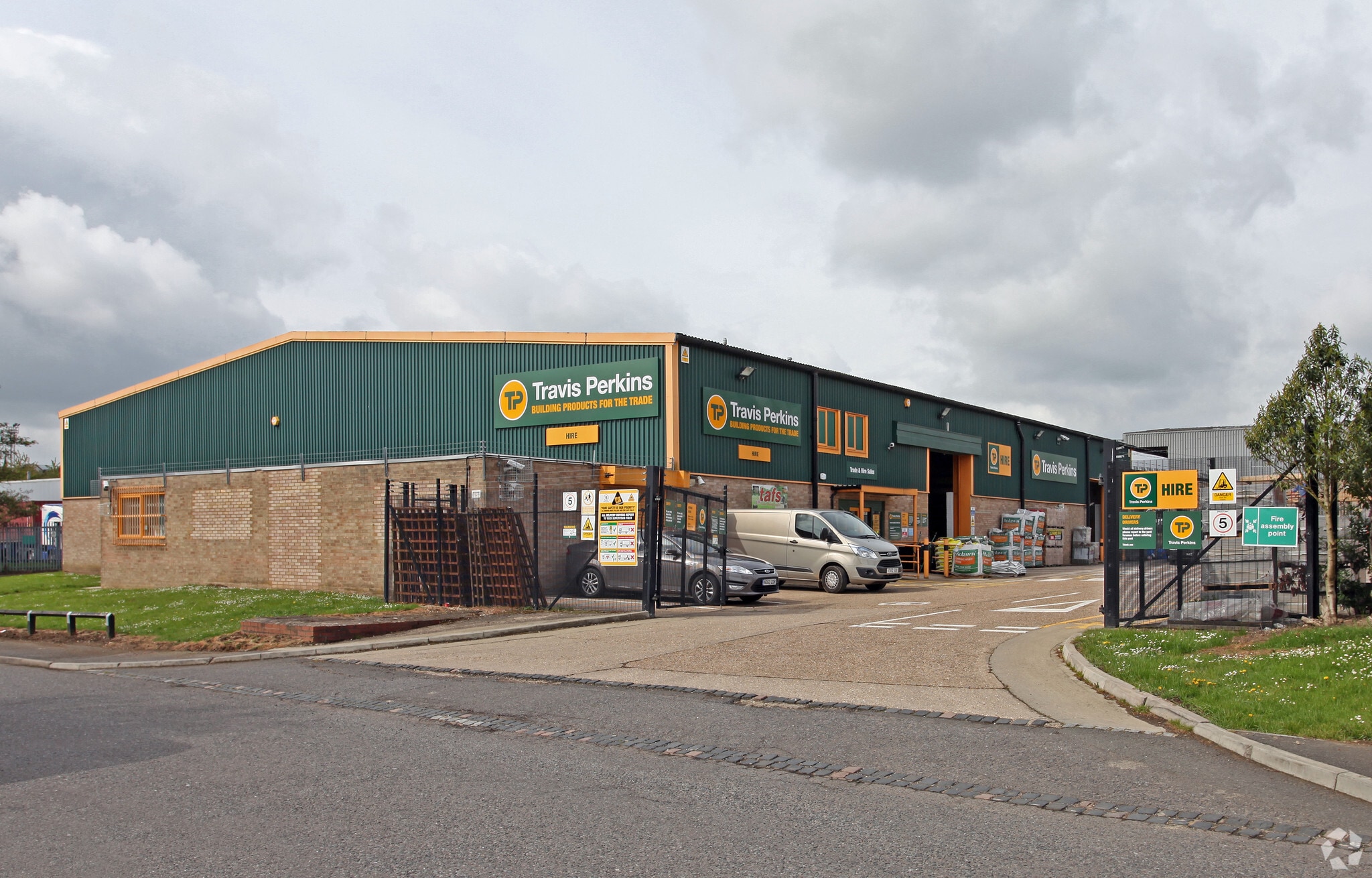 1 Deans Rd, Milton Keynes for sale Primary Photo- Image 1 of 3