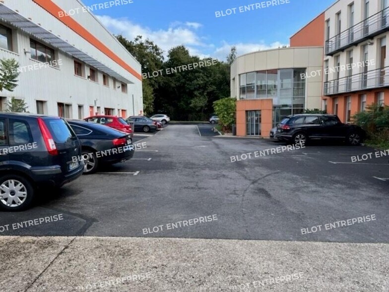 Office in Melesse for lease - Building Photo - Image 3 of 13