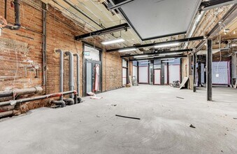 601-613 Yonge St, Toronto, ON à louer Photo intérieure- Image 2 de 5