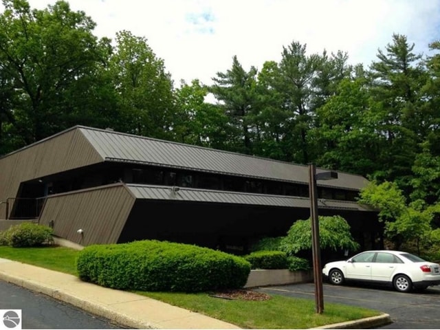 201 E Seventeenth St, Traverse City, MI for lease - Building Photo - Image 2 of 16