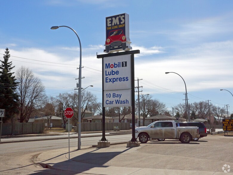 9909 69th Ave NW, Edmonton, AB à vendre - Photo du bâtiment - Image 2 de 3