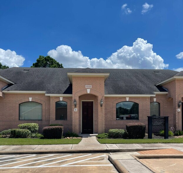 11123 McCracken Cir, Cypress, TX for lease - Primary Photo - Image 1 of 22