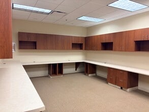 1025 Red Oak Ln, Lindenhurst, IL for lease Interior Photo- Image 2 of 6