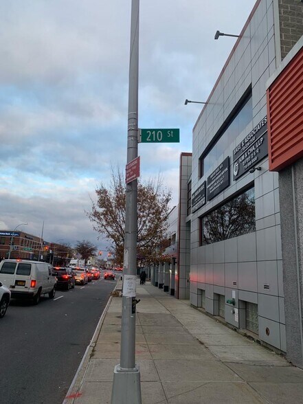 210-12 Northern Blvd, Bayside, NY à vendre - Photo du bâtiment - Image 3 de 15