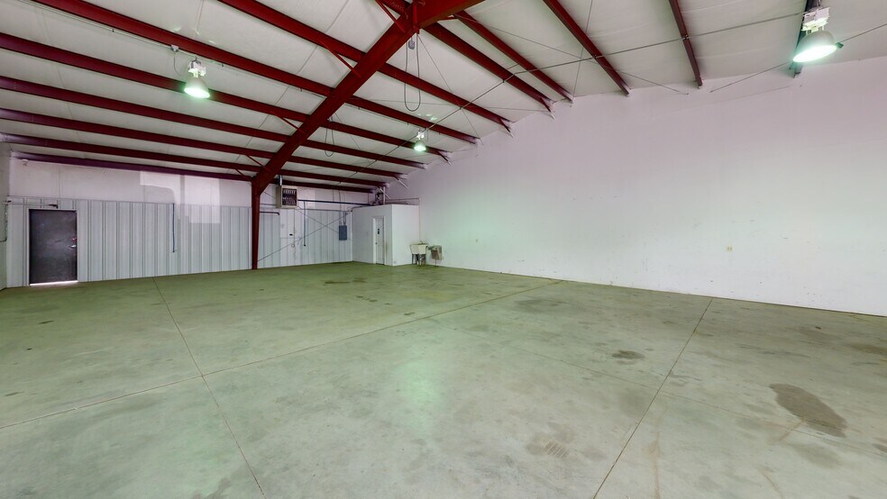 2270 Worth Ln, Springdale, AR for sale - Interior Photo - Image 2 of 2