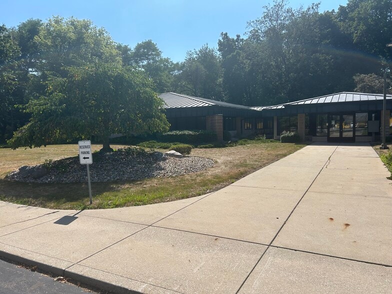 2831 Dexter Dr, Elkhart, IN for sale - Building Photo - Image 3 of 18