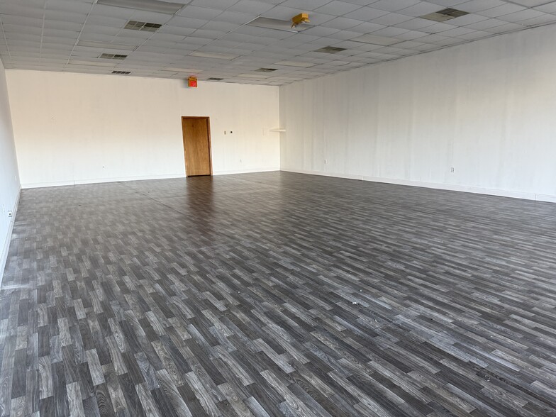 1000-1088 Memorial Dr, Pulaski, VA for lease - Interior Photo - Image 1 of 9