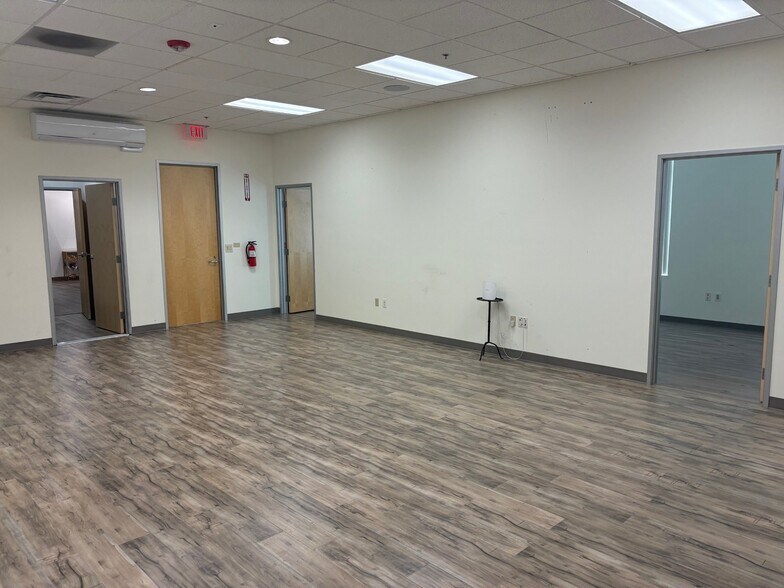 15342 El Prado Rd, Chino, CA à louer - Photo du bâtiment - Image 2 de 12