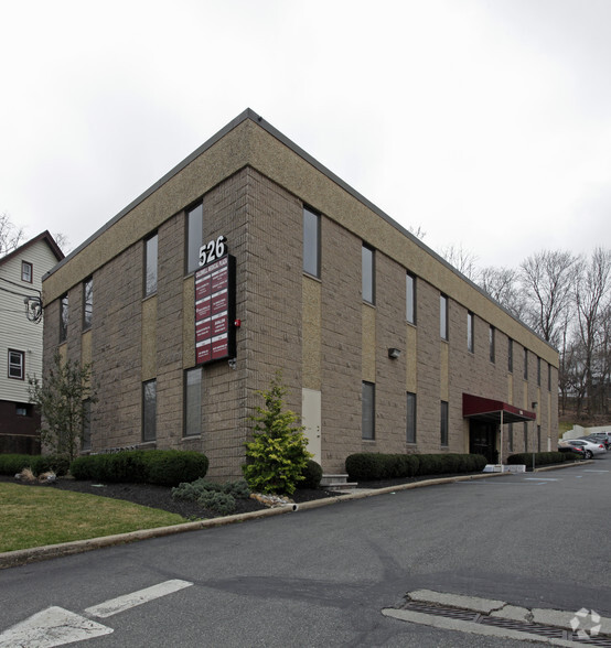 526 Bloomfield Ave, Caldwell, NJ for lease - Primary Photo - Image 1 of 57