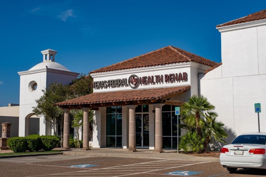 8607 McPherson Rd, Laredo, TX à louer - Photo du bâtiment - Image 3 de 28