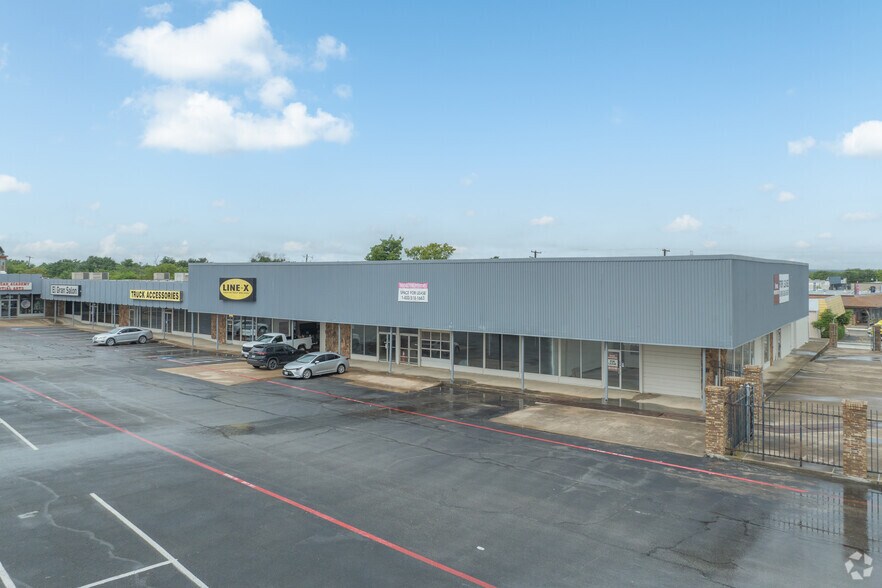 8101-8155 W Camp Bowie Blvd, Fort Worth, TX à louer - Photo du bâtiment - Image 2 de 11